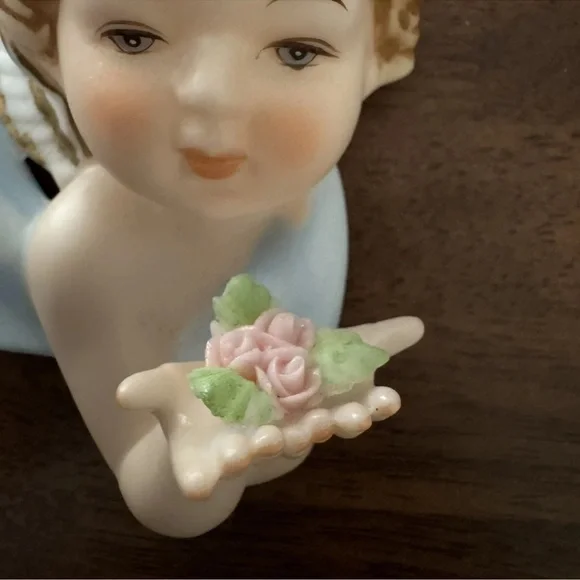Vintage Bisque Angel Cherub Holding Roses Figurine Wall Plaque Japan - Picture 4 of 7